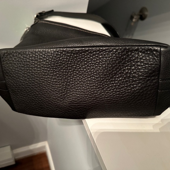 Vintage Coach Pebbled Leather bag. Beautiful! Soft leather w/swivel bolt closure - Picture 6 of 14